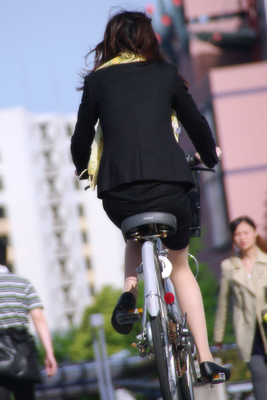 OLスーツ自転車タイトスカート画像