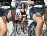 街のチャリチラ。　ミニスカお姉さんの自転車パンチラ画像まとめwww
